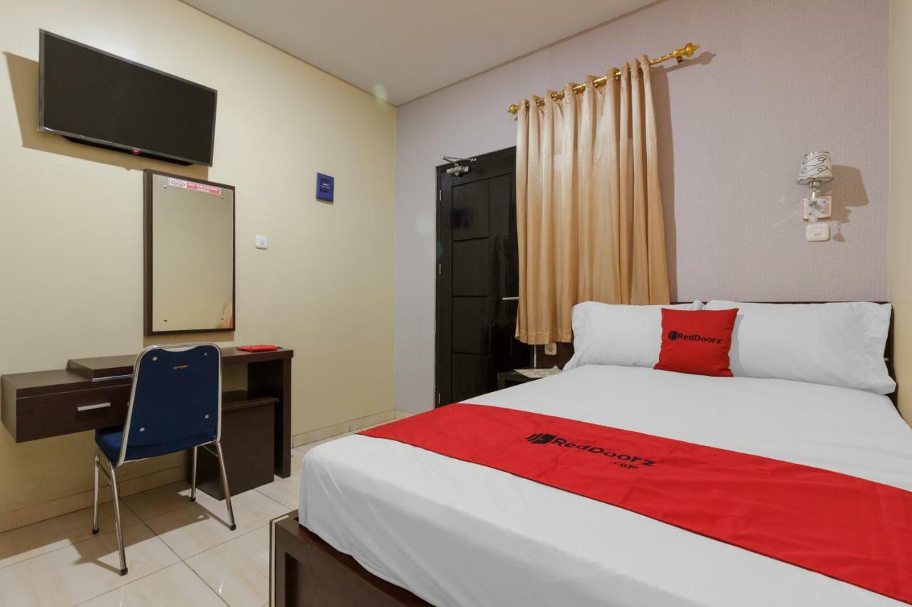 Reddoorz Plus Near Pantai Malalayang Manado Hotel Exterior photo